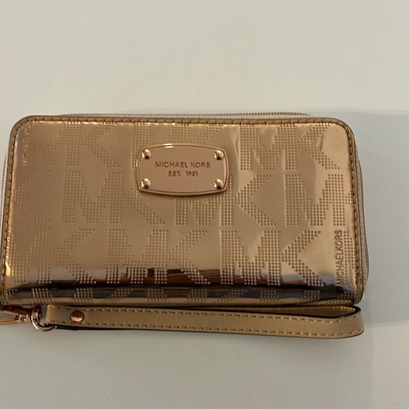 MICHARL KORS JET SET GOLD METALLIC PHONE CASE WRISTLET WALLET - Picture 1 of 6